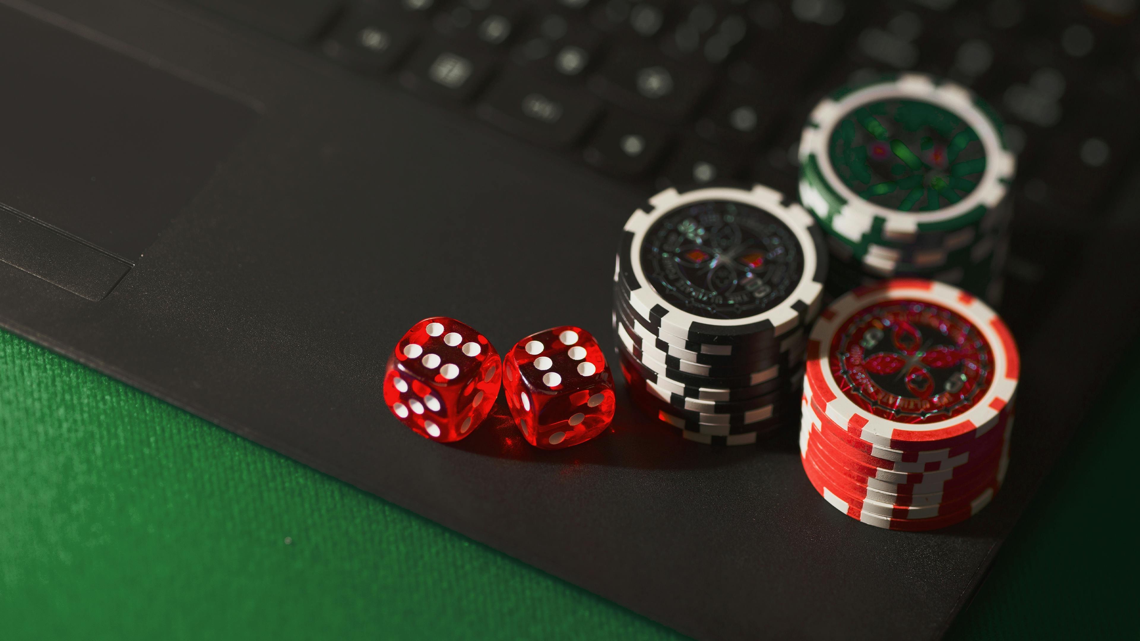 Riwayat multiplier Crash menunjukkan grafik crash sebelumnya dan statistik pemain